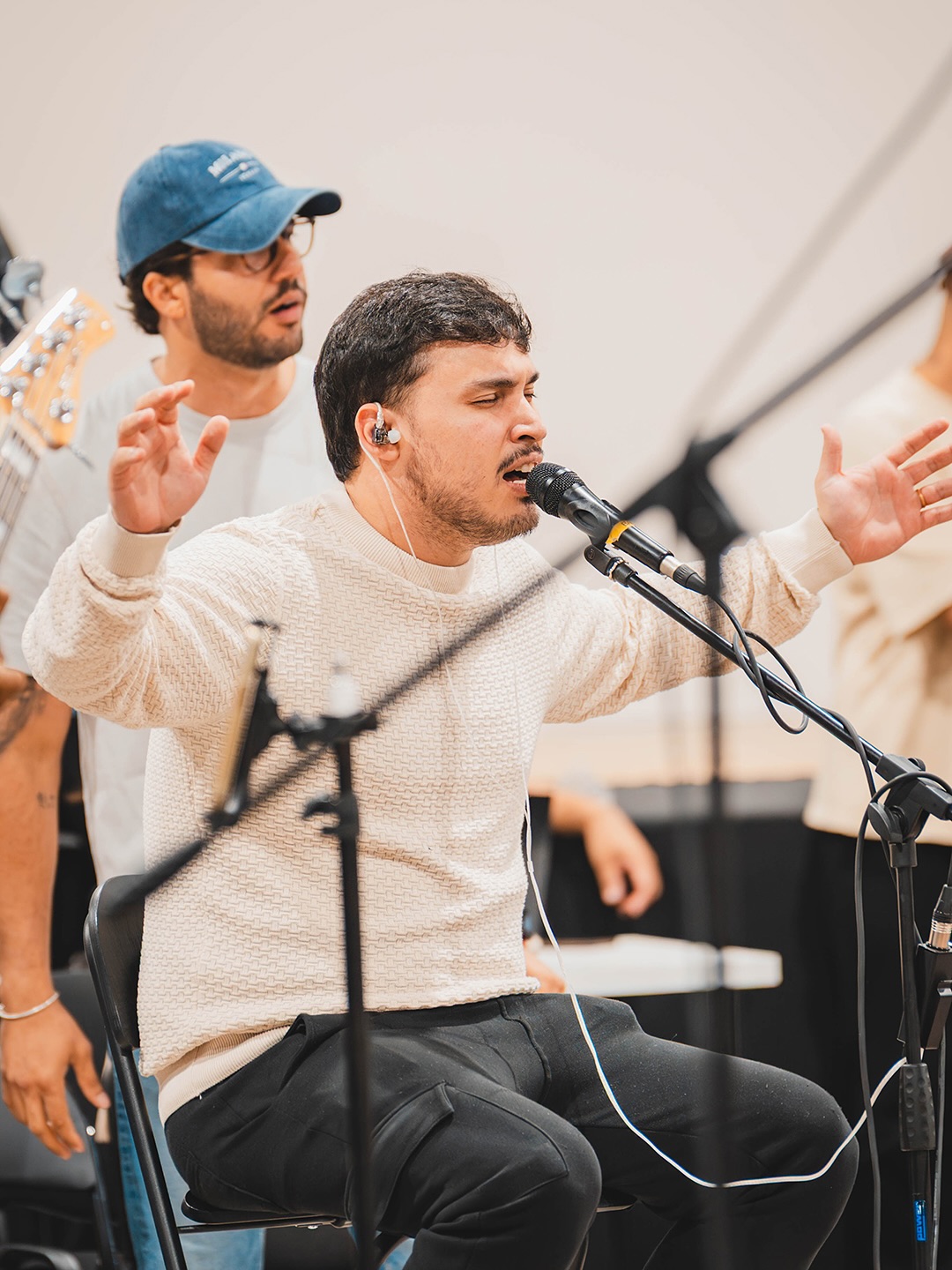 Pablo Costa ministrando louvor no palco